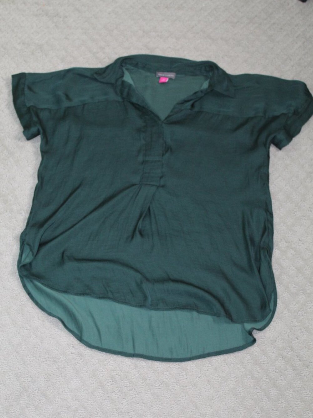 Vince Camuto Size XS Forest Green V-Neck Short Sleeve Blouse